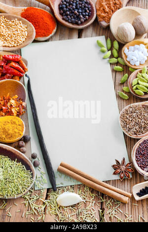 Auswahl der Gewürze und Holzlöffel Stockfoto
