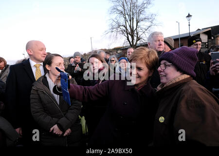 Bahnhof Brücke, Kingussie, Großbritannien. 14 Nov, 2019. Nicola Sturgeon visits Hawick SNP Nicola Sturgeon visits Hawick in den schottischen Borders am Donnerstag, den 14. November 2019 und verbindet lokale Kandidat Calum Kerr zusammen mit Anhänger bei einer öffentlichen Veranstaltung auf der Kampagne Spur in bis zu Wahl am 12.Dezember 2019 (Bild: Rob Grau/Alamy Leben Nachrichten ausführen Stockfoto