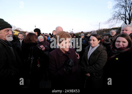 Bahnhof Brücke, Kingussie, Großbritannien. 14. Nov 2019. Nicola Sturgeon visits Hawick SNP Nicola Sturgeon visits Hawick in den schottischen Borders am Donnerstag, den 14. November 2019 und verbindet lokale Kandidat Calum Kerr zusammen mit Anhänger bei einer öffentlichen Veranstaltung auf der Kampagne im Vorfeld der Wahlen am 12.Dezember 2019 (Bild: Rob Grau/Alamy leben Nachrichten Stockfoto