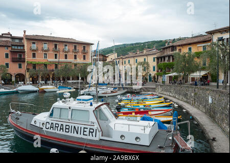 Torri del Benaco Hafen, Provinz Verona, Venetien, Italien Stockfoto