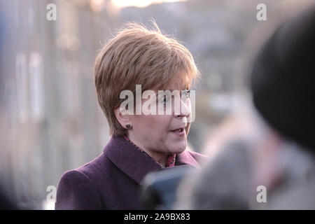 Bahnhof Brücke, Kingussie, Großbritannien. 14. Nov 2019. Nicola Sturgeon visits Hawick BBC Cameron Buttle Interviews der SNP Nicola Sturgeon während Sie besuche Hawick in den schottischen Borders am Donnerstag, den 14. November 2019 und verbindet lokale Kandidat Calum Kerr zusammen mit Anhänger bei einer öffentlichen Veranstaltung auf der Kampagne im Vorfeld der Wahlen am 12.Dezember 2019 (Bild: Rob Grau/Alamy leben Nachrichten Stockfoto