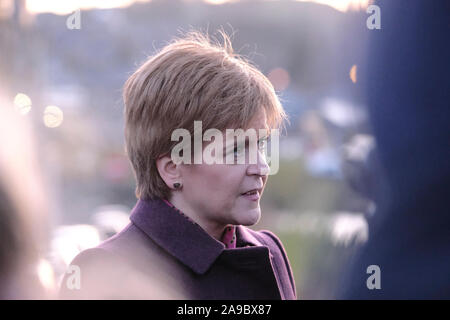 Bahnhof Brücke, Kingussie, Großbritannien. 14. Nov 2019. Nicola Sturgeon visits Hawick BBC Cameron Buttle Interviews der SNP Nicola Sturgeon während Sie besuche Hawick in den schottischen Borders am Donnerstag, den 14. November 2019 und verbindet lokale Kandidat Calum Kerr zusammen mit Anhänger bei einer öffentlichen Veranstaltung auf der Kampagne im Vorfeld der Wahlen am 12.Dezember 2019 (Bild: Rob Grau/Alamy leben Nachrichten Stockfoto