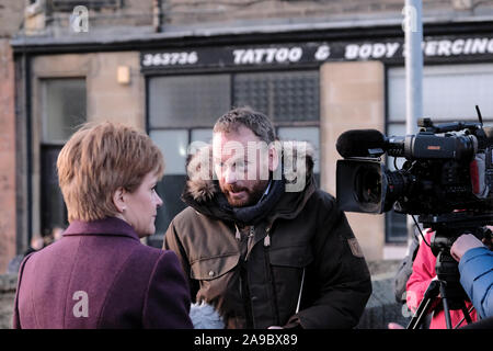 Bahnhof Brücke, Kingussie, Großbritannien. 14. Nov 2019. Nicola Sturgeon visits Hawick BBC Cameron Buttle Interviews der SNP Nicola Sturgeon während Sie besuche Hawick in den schottischen Borders am Donnerstag, den 14. November 2019 und verbindet lokale Kandidat Calum Kerr zusammen mit Anhänger bei einer öffentlichen Veranstaltung auf der Kampagne im Vorfeld der Wahlen am 12.Dezember 2019 (Bild: Rob Grau/Alamy leben Nachrichten Stockfoto