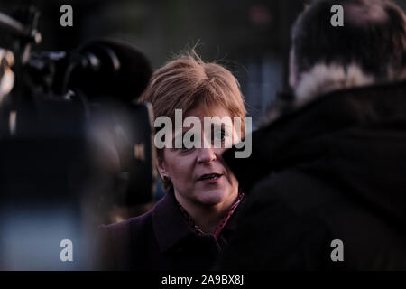 Bahnhof Brücke, Kingussie, Großbritannien. 14. Nov 2019. Nicola Sturgeon visits Hawick BBC Cameron Buttle Interviews der SNP Nicola Sturgeon während Sie besuche Hawick in den schottischen Borders am Donnerstag, den 14. November 2019 und verbindet lokale Kandidat Calum Kerr zusammen mit Anhänger bei einer öffentlichen Veranstaltung auf der Kampagne im Vorfeld der Wahlen am 12.Dezember 2019 (Bild: Rob Grau/Alamy leben Nachrichten Stockfoto