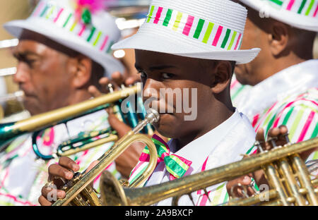 Gemischten rennen Junge spielt Trompete, Waldhorn, Musical Instrument in einer Band zu einem street parade Karneval in Kapstadt, Südafrika an Neujahr Stockfoto