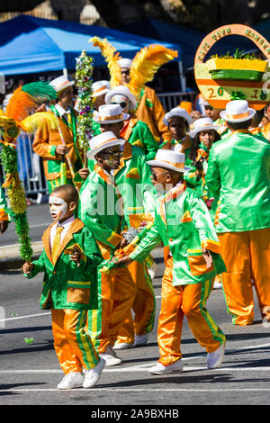 Spielmann Karneval Teilnehmer der alljährlichen Tag Street Parade durch die Innenstadt in Kapstadt, Südafrika namens Tweede nuwejaar Stockfoto