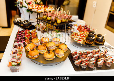 Häppchen, Snacks, Sandwiches auf Tisch, verschwommenen Hintergrund Stockfoto