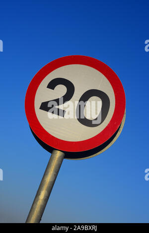 20 mph am Straßenrand Tempolimit Warnschild Vereinigtes Königreich Stockfoto