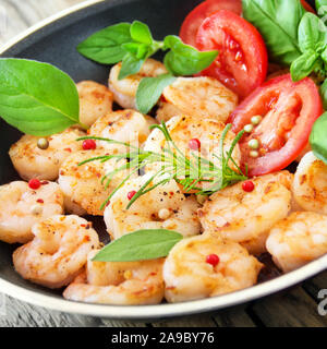 Scampi in einer Pfanne mit Kräutern Stockfoto