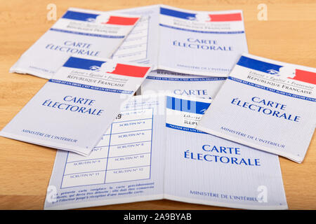 Frankreich, Paris, November, 14, 2019, Französisch wahlen Wählerausweise offizielle Regierung, Papier auf Holz- Hintergrund zu stimmen, Frankreich Stockfoto