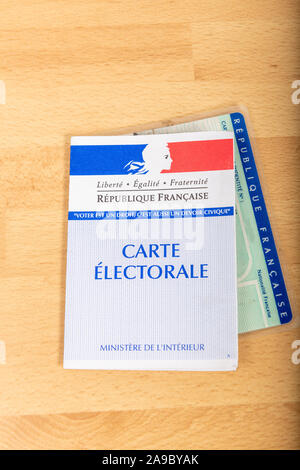 Frankreich, Paris, November, 14, 2019, Französisch wahlen Wählerausweise offizielle Regierung, Papier auf Holz- Hintergrund zu stimmen, Frankreich Stockfoto