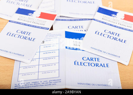 Frankreich, Paris, November, 14, 2019, Französisch wahlen Wählerausweise offizielle Regierung, Papier auf Holz- Hintergrund zu stimmen, Frankreich Stockfoto