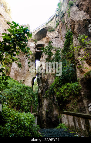 Schöne Hängebrücke Amalfiküste Italien im Cliff cleft. Bottom-up-natürlichen Hintergrund anzeigen. Selektive Weichzeichner. Geringe Tiefenschärfe. Text c Stockfoto