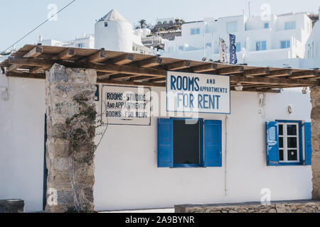 Mykonos Stadt, Griechenland - 23. September 2019: Zimmer und Apartments zu vermieten Schild an einem Haus in Hora (Mykonos Stadt), die Hauptstadt der Insel und einer der Stockfoto