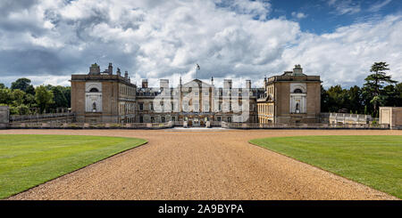 Woburn Abbey mit einem blauen Himmel und Wolken, Woburn, Bedfordshire, England, Großbritannien Stockfoto