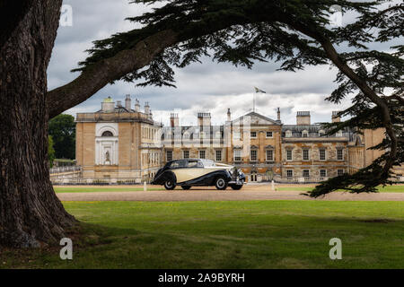 1951 Rolls Royce Silver Wraith Hochzeit Auto, Frames, die von einem Baum. Woburn Abbey, Woburn, Bedfordshire, England, Großbritannien Stockfoto