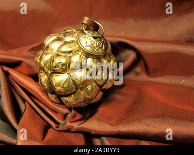 Silber Christbaumkugel auf einem dunklen rot silber hintergrund Stockfoto