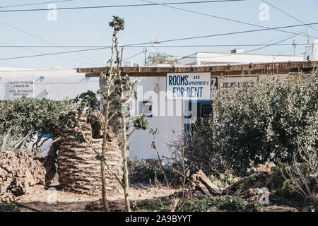 Mykonos Stadt, Griechenland - 23. September 2019: Zimmer und Apartments zu vermieten Schild an einem Haus in Hora (Mykonos Stadt), die Hauptstadt der Insel und einer der Stockfoto