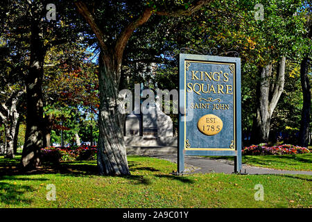 Eine Landschaft des Zeichens, Touristen, sie sind eine Grünfläche als King's Square im Stadtzentrum von Saint John in New Brunswick bekannt. Stockfoto
