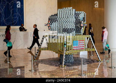Eine kleine kann für einen Menschen, aber ein großer Schritt gegen den Hunger von Thornton Tomasetti in der 27. jährlichen Canstruction Design Wettbewerb in New York, am Donnerstag, 7. November 2018 gesehen, in Brookfield Platz in New York. Architektur- und Designbüro teilnehmen zu entwerfen und zu riesigen Strukturen aus Dosen Nahrung aufbauen. Die Dosen werden in die Stadt Ernte am Ende der Ausstellung gespendet. Über 100.000 Dosen Nahrung werden gesammelt und benutzt, um die Bedürftigen bei 500 Suppenküchen und Nahrungsmittelpantries zu füttern. (© Richard B. Levine) Stockfoto