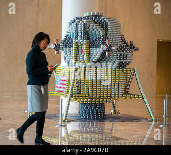 Eine kleine kann für einen Menschen, aber ein großer Schritt gegen den Hunger von Thornton Tomasetti in der 27. jährlichen Canstruction Design Wettbewerb in New York, am Donnerstag, 7. November 2018 gesehen, in Brookfield Platz in New York. Architektur- und Designbüro teilnehmen zu entwerfen und zu riesigen Strukturen aus Dosen Nahrung aufbauen. Die Dosen werden in die Stadt Ernte am Ende der Ausstellung gespendet. Über 100.000 Dosen Nahrung werden gesammelt und benutzt, um die Bedürftigen bei 500 Suppenküchen und Nahrungsmittelpantries zu füttern. (© Richard B. Levine) Stockfoto