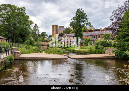 Alma Wehr auf dem Fluss Skell, Ripon, eine Kathedrale der Stadt Harrogate, North Yorkshire, England.