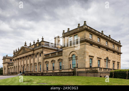 Die historische Harewood House & Gardens in der Nähe von Leeds, West Yorkshire, England. Von den Architekten John Carr und Robert Adam entworfen. Stockfoto