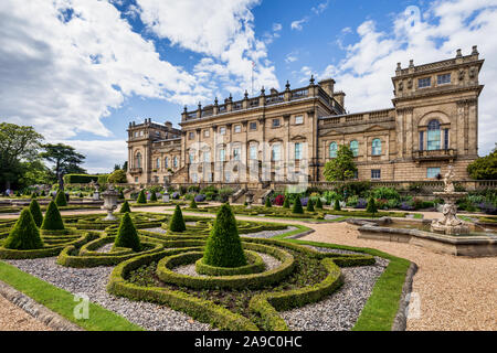 Die Terrasse Garten am Historischen Harewood House & Gardens in der Nähe von Leeds, West Yorkshire, England. Von den Architekten John Carr und Robert Adam entworfen. Stockfoto