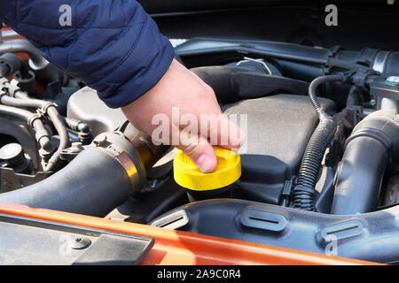 Auto Wartung Konzept. Treiber der Ölstand im Motor. Autos und Verkehr, von Hand schließen. Stockfoto