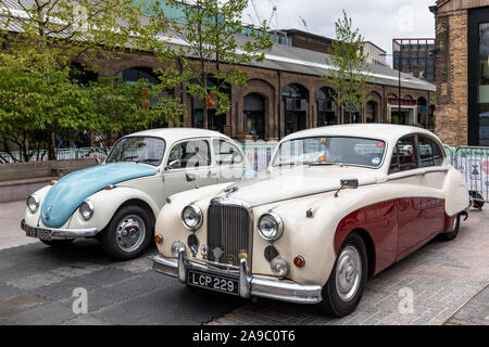 Zwei Oldtimer, ein 1959 Jaguar Mk IX und VW Käfer 1973, London Classic Car Boot Sale, King's Cross, London, UK Stockfoto