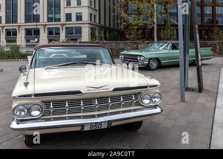 Beiden alten amerikanischen Autos, ein Chevrolet Impala und und Cadillac Eldorado, London Classic Car Boot Sale, King's Cross, London, UK Stockfoto