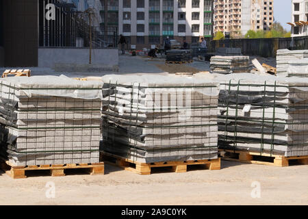 Baumaterialien. Baustoffe für den Bau der Wohnanlage. Stapel der grauen Ziegeln auf der Baustelle. Stockfoto