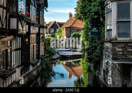 Der Weber Haus und Boote auf dem Fluss Stour, und fließt durch die Canterbury Kathedrale, eine Stadt in Kent, Südosten, England, Grossbritannien Stockfoto