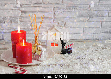 Kerzen und Weihnachten Dekoration auf weiße Holztisch mit bokeh Lichter über die Mauer. Süße hime, Weihnachten. Stockfoto