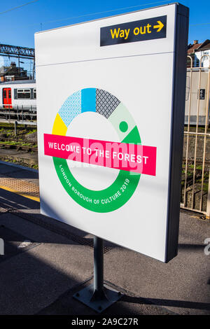 London, UK, 28. Januar 2019: Ein Zeichen bei Chingford Bahnhof in London, die Förderung der Londoner Stadtteil Waltham Forest als 2019 London Borough von We Stockfoto