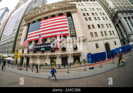 Ein riesiger American Flag unfurled über die Fassade des New York Stock Exchange Veterans Day in New York am Montag, dem 11. November, 2019 zu gedenken. Weiß ursprünglich Armistice Day, dem Feiertag memorializes, die in der elften Stunde des elften Tag des elften Monats die Waffen schweigen fiel im Jahr 1918 markiert das Ende des Ersten Weltkriegs der Urlaub da wurde erweitert, alle amerikanischen Soldaten aus allen Kriegen. (© Richard B. Levine) Stockfoto