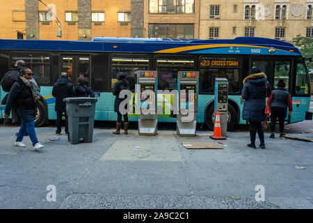Passagiere feiern die Ankunft eines Wählen Sie Bus Service Bus auf der M23 Route in Chelsea in New York am Mittwoch, 13. November 2019. (© Richard B. Levine) Stockfoto