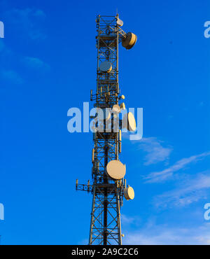 Turm mit Geräten und Antennen, Sender und Repeater für mobile Kommunikation und das Internet Stockfoto