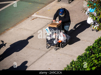 Eine Straße person Mann mit seinem Besitz im New Yorker Stadtteil Chelsea am Montag, 4. November 2019. (© Richard B. Levine) Stockfoto