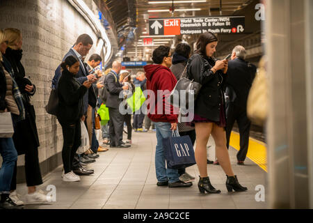 Massen von der u-bahn Fahrer warten auf einen Zug bei der Cortlandt Street Station in der New Yorker U-Bahn am Donnerstag, 7. November 2019. (© Richard B. Levine) Stockfoto