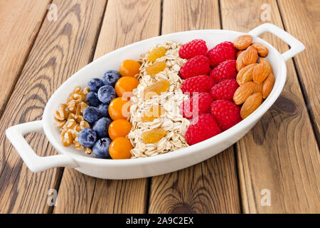 Gesundes Frühstück eiche Flocken und Früchte Stockfoto
