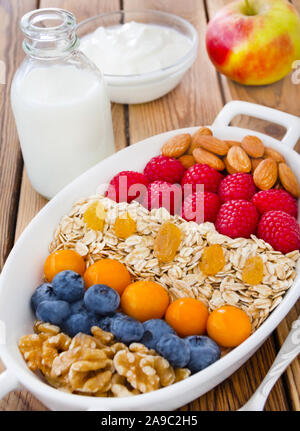 Frühstück eiche Flocken mit Früchten und Nüssen Stockfoto