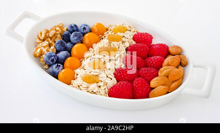 Frühstück eiche Flocken mit Früchten und Nüssen Stockfoto