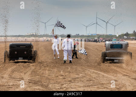 Die Starter erhalten Sie weg in die Wellen', die 'Rennen, wo die Autos und Motorräder Rennen am Strand in Bridlington, East Yorkshire England Großbritannien ziehen Stockfoto