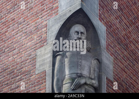 Nahaufnahme eines historischen Statue am 'Beurs van Berlage", riesigen ehemaligen Börse Gebäude mit einem quadratischen Turm für Events, Konzerte & exhib verwendet Stockfoto