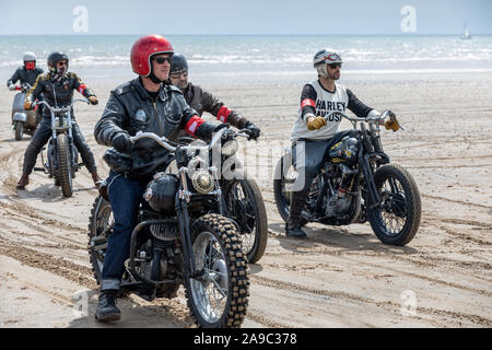 Oldtimer Motorräder an der 'Wellen' Rennen, wo die Autos und Motorräder Rennen am Strand in Bridlington, East Yorkshire England Großbritannien ziehen Stockfoto