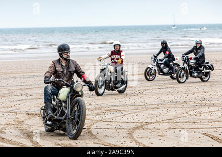 Oldtimer Motorräder an der 'Wellen' Rennen, wo die Autos und Motorräder Rennen am Strand in Bridlington, East Yorkshire England Großbritannien ziehen Stockfoto