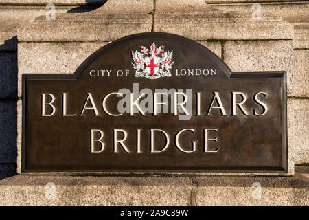 London, UK, 28. Januar 2019: Das Zeichen auf der historischen Blackfriars Bridge in London, UK. Stockfoto