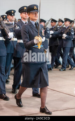 Wing Commander 26jährige Nikki Thomas wird die erste Frau ein RAF-Bomber Squadron. Sie wird 250 Mitarbeiter, darunter 30 obere RAF-Piloten und Waffen Betreiber als Kommandierender Offizier der Nr. 12 Bomber squadron flying Tornado Flugzeug führen. Januar 2015. Stockfoto