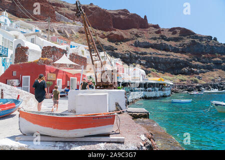 Ammoudi Bay Griechenland - 7. August 2019; rustikale Waterfront von Ammoudi Bay auf der griechischen Insel Santorini Stockfoto